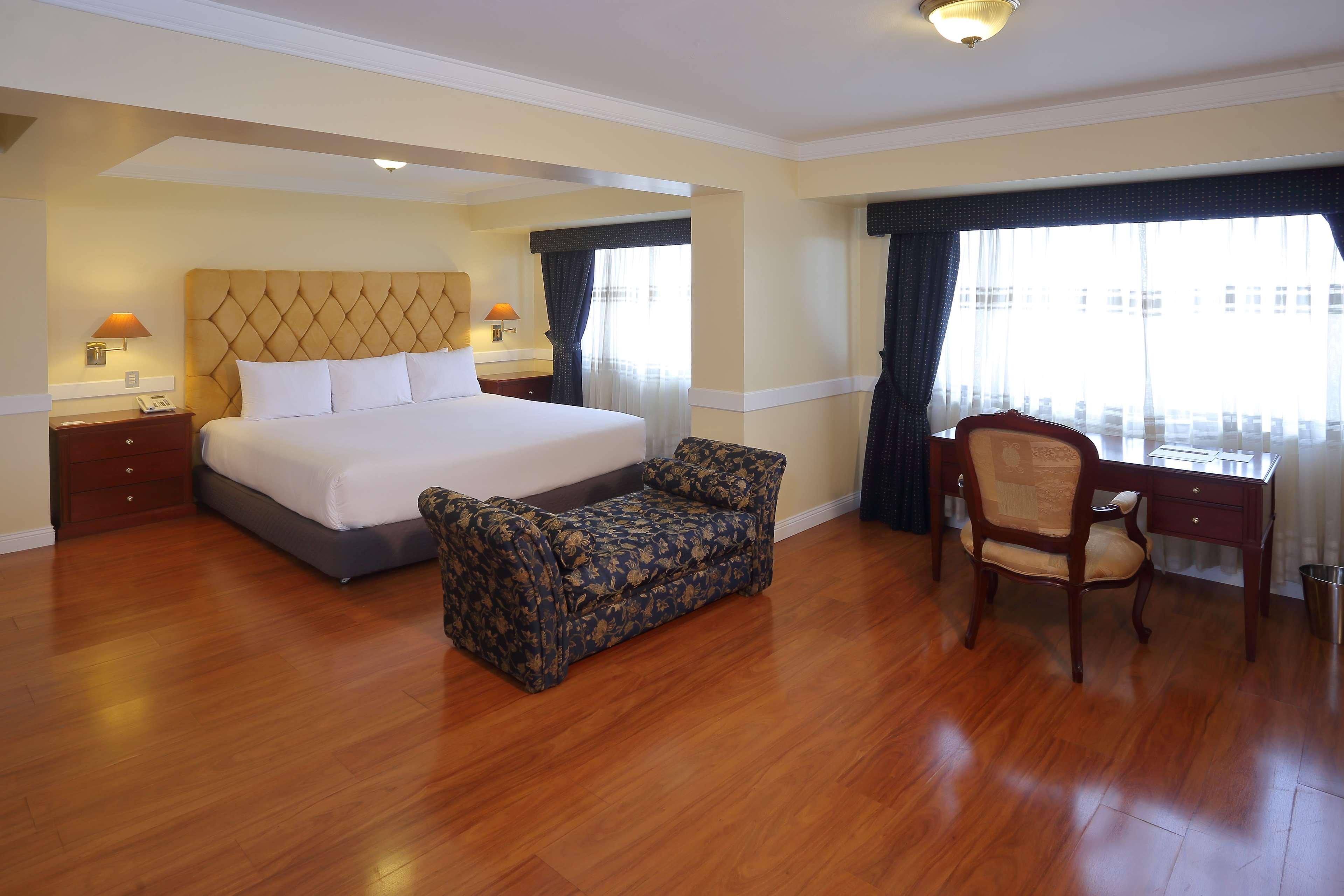 Radisson Hotel Plaza Del Bosque Лима Екстериор снимка