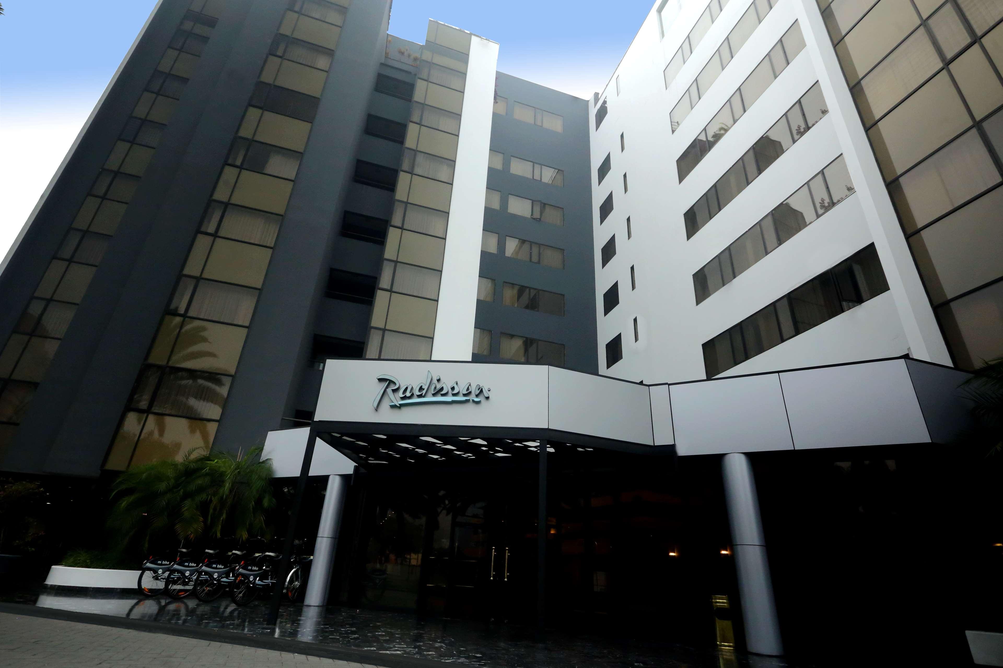 Radisson Hotel Plaza Del Bosque Лима Екстериор снимка